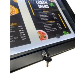 2xA4 Kilitli Restoran Menü ve Bilgi Panosu Kilitli Su Geçirmez İç ve Dış Mekan Tekerlekli